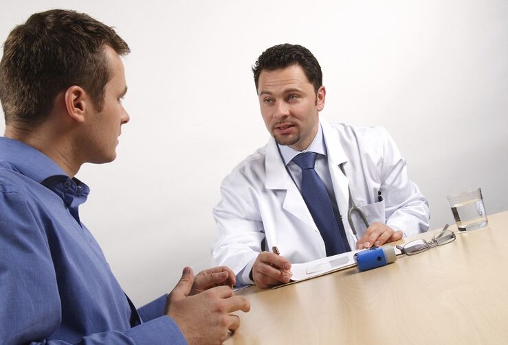 O consultare a medicului înainte de o operație pentru creșterea unui membru