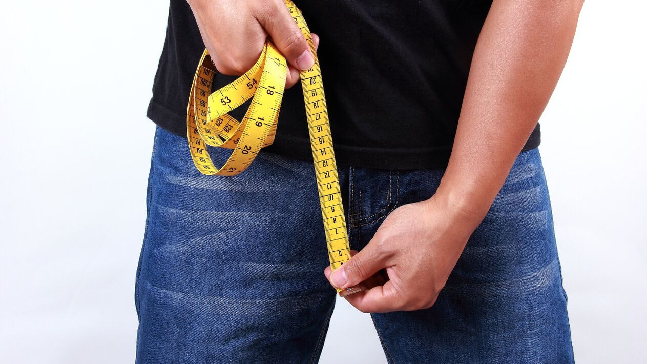 bărbat care măsoară penisul înainte de mărire